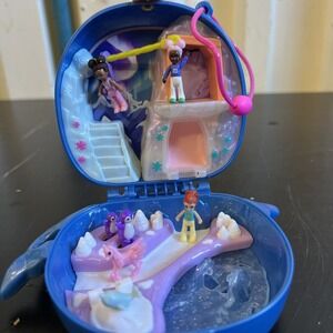 Polly Pocket Freezin' Fun Narwhal Compact W/ 3 Dolls And A Pink Unicorn. 2022